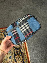 Charger l&#39;image dans la galerie, SACOCHE BANDOULIÈRE REWORKED BURB JEAN BLEU