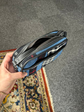 Charger l&#39;image dans la galerie, SACOCHE BANDOULIÈRE REWORKED BURB JEAN BLEU